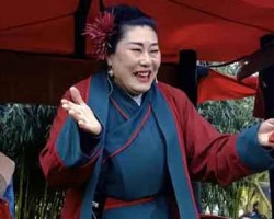 开封王婆火了，有人在看热闹，有人赚的盆满钵满